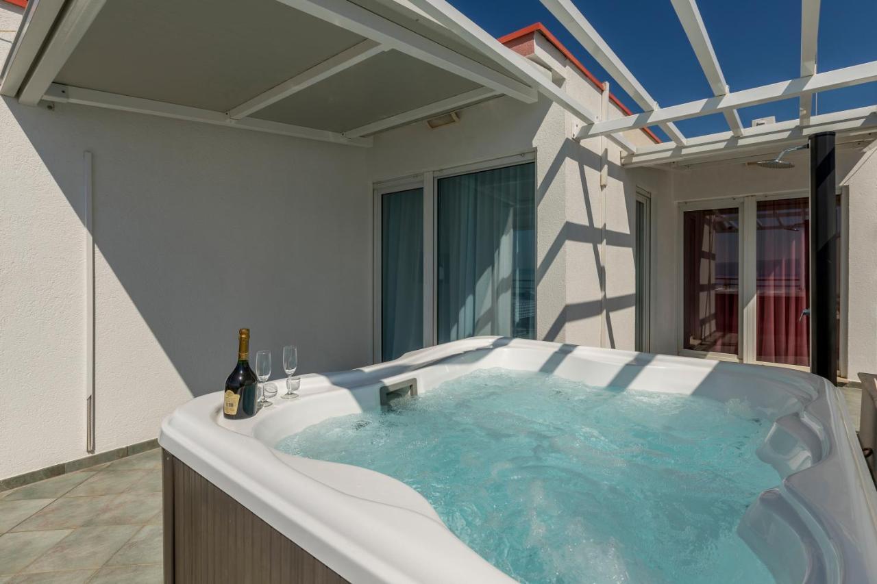 Apartamento Seaside Penthouse With Hot Tub Sky Living Split Exterior foto