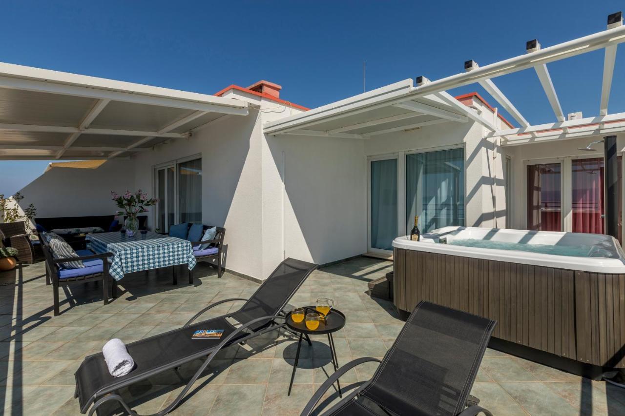Apartamento Seaside Penthouse With Hot Tub Sky Living Split Exterior foto