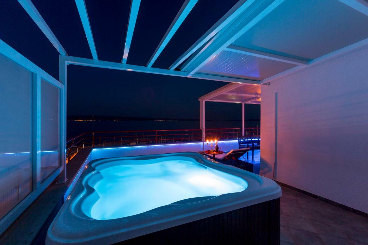 Apartamento Seaside Penthouse With Hot Tub Sky Living Split Exterior foto