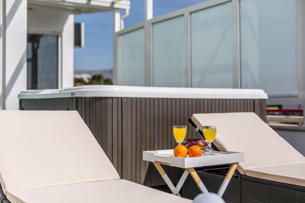 Apartamento Seaside Penthouse With Hot Tub Sky Living Split Exterior foto